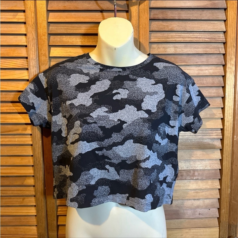 Lululemon short sleeve camo cropped tee